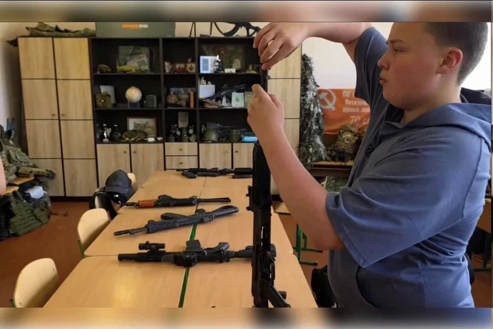 500 пар кроссовок бесплатно раздадут детям Бердянска