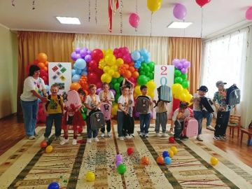 В Акимовском детском саду №21 «Росинка» состоялся светлый и трогательный выпускной – праздник, который открыл малышам дверь в увлекательный мир школьной жизни