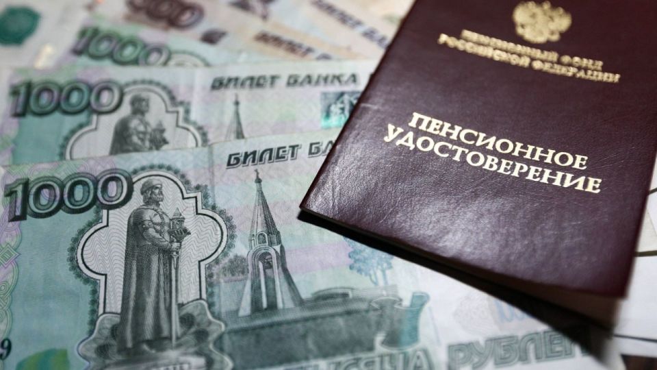 Пенсии в июне выплатят досрочно из-за Дня России
