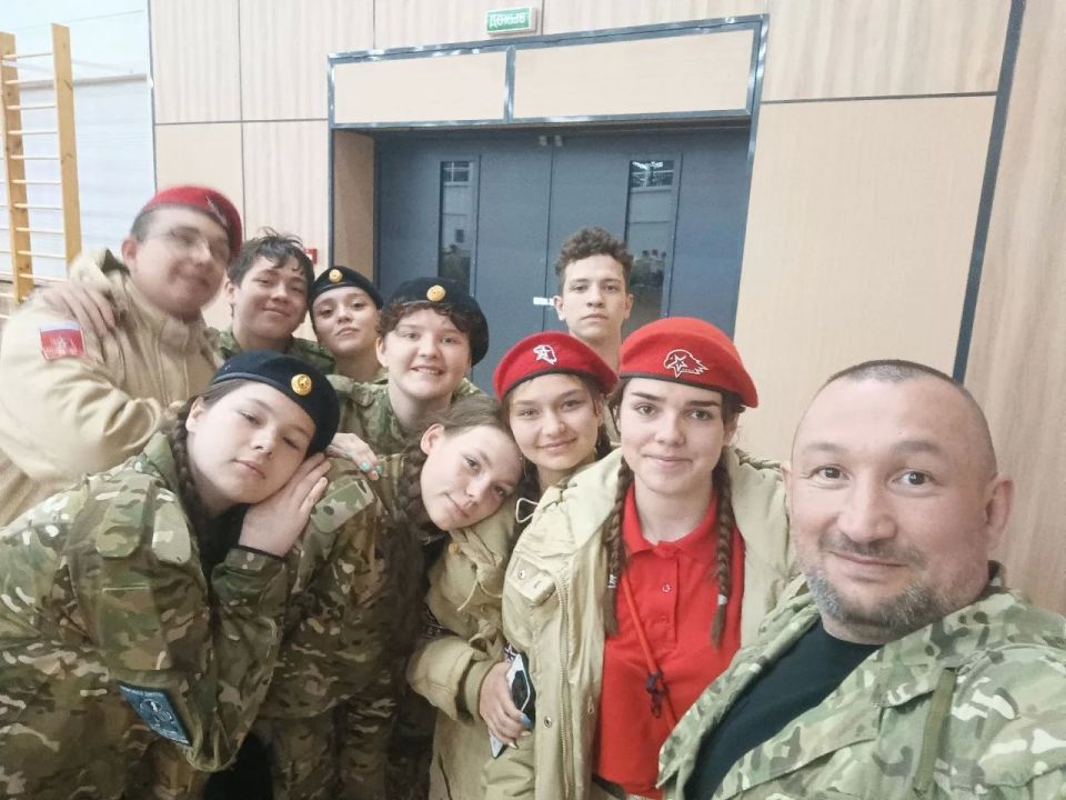 /знакомства/. «ЧЕРНОМОРЦЫ» ВСТРЕТИЛИСЬ С ЮНАРМЕЙЦАМИ ИЗ КОМИ На юбилейном форуме всероссийского движения ЮНАРМИЯ бойцы отряда «Черноморец» познакомились со своими соратниками из Республики Коми — ухтинскими юнармейцами из...