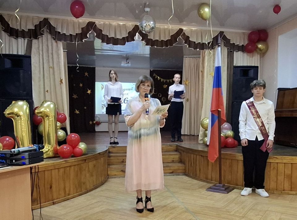 В стенах Днепрорудненской общеобразовательной школы №1 «София» прошли праздничные классные часы и выпускные мероприятия, приуроченные к окончанию учебного года