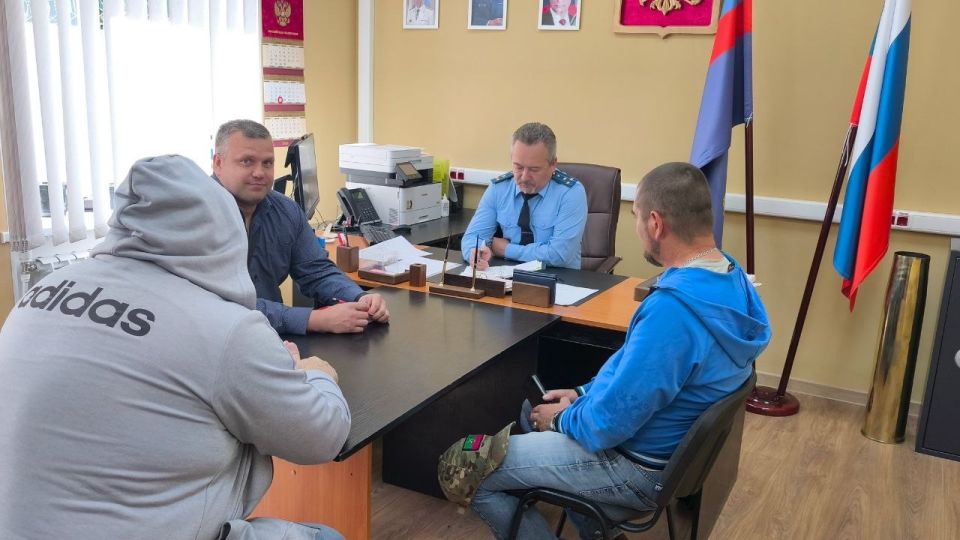 Прокурор Приморского муниципального округа Алексей Батайкин и социальный координатор запорожского филиала фонда «Защитники Отечества» Николай Кучеренко провели совместный прием ветеранов СВО