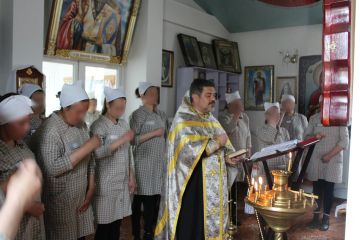 В ИК-1 УФСИН России по Запорожской области отметили День Святой Троицы: священнослужитель провел молебен и просветительские беседы для осужденных