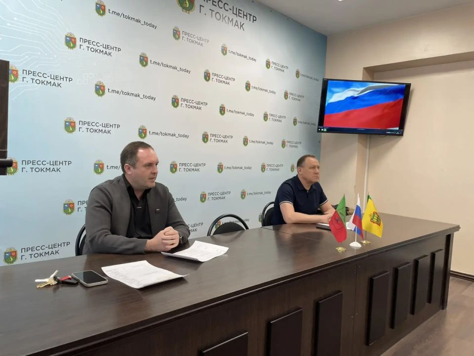Глава Токмакского муниципального округа, секретарь местного отделения партии «Единая Россия» Александр Калмыков провел еженедельное оперативное совещание