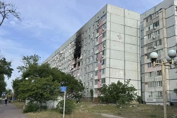 Три жителя ранены, разрушены квартиры: ВСУ нанесли массированный удар по жилым домам и банкам Энергодара