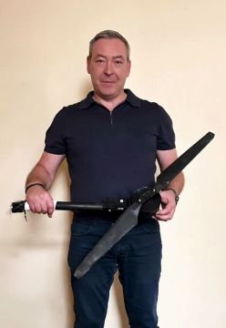 Максим Пухов: Один из фрагментов тяжёлого ВСУшного гексакоптера, который на днях был сбит нашими бойцам над Энергодаром