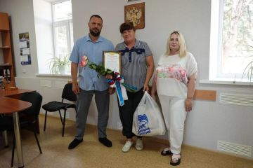 В День социального работника руководство Бердянского округа навестило заслуженного сотрудника в Нововасильевке