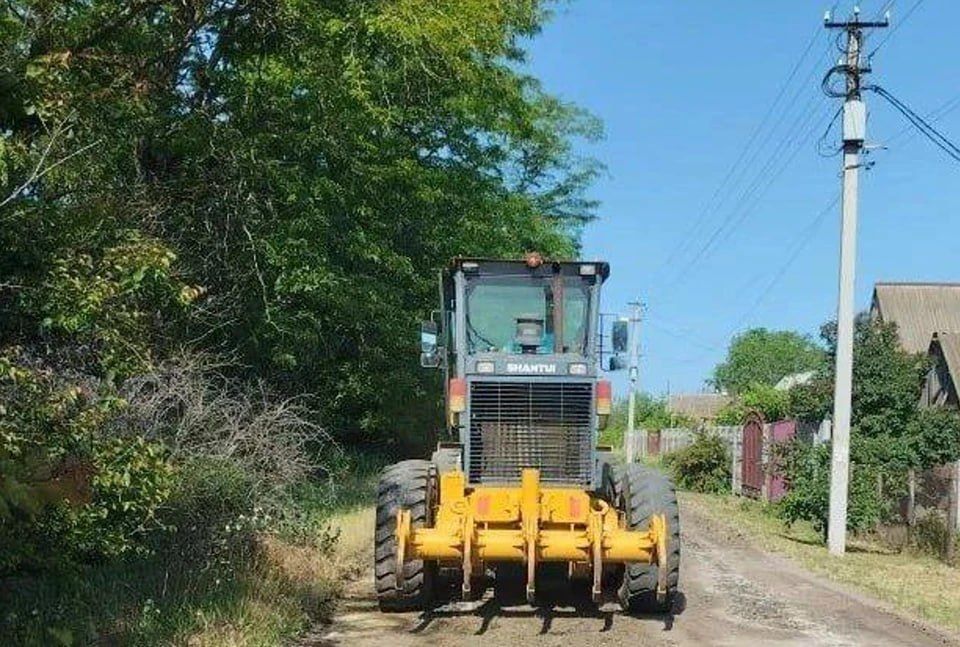 В селе около Мелитополя приводят в порядок дороги
