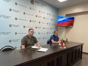 Глава Токмакского муниципального округа, секретарь местного отделения партии «Единая Россия» Александр Калмыков провел еженедельное оперативное совещание