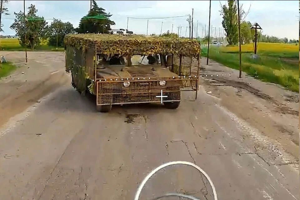 Дроны-ждуны ВС РФ сожгли украинский броневик «Хамви» в Запорожской области