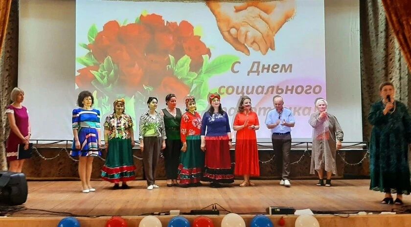 Коллективы ДК «Маяк» подарили яркое поздравление соцработникам Бердянска