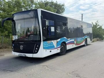 Украинский дрон атаковал пассажирский автобус, ехавший из Мелитополя в Великую Белозерку — в салоне были восемь человек и водитель, никто не пострадал, сообщил Балицкий