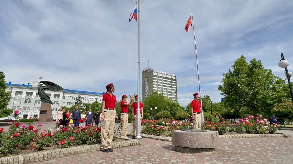 В Бердянске в преддверии Дня России возложили цветы к памятнику основателю города