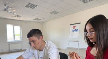 Ко Дню России для молодежи Бердянска провели творческий мастер-класс