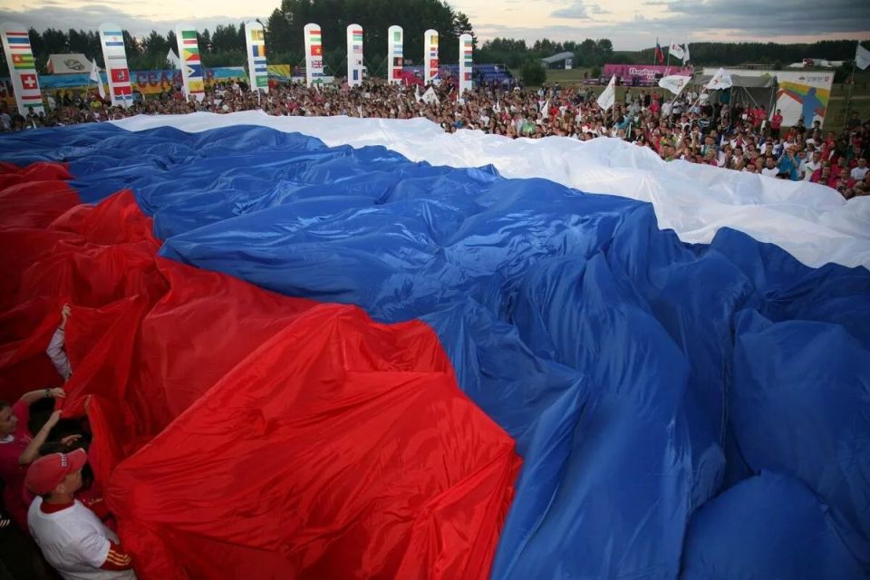 С Днем России!. 12 июня — это день, когда мы с гордостью вспоминаем путь становления нашего государства и чествуем нашу Родину