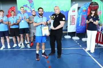 Сегодня свой юбилейный День рождения отмечает директор МКУ дополнительного образования «Спортивная школа «Колос» Акимовского муниципального округа Беккауер Андрей Александрович!
