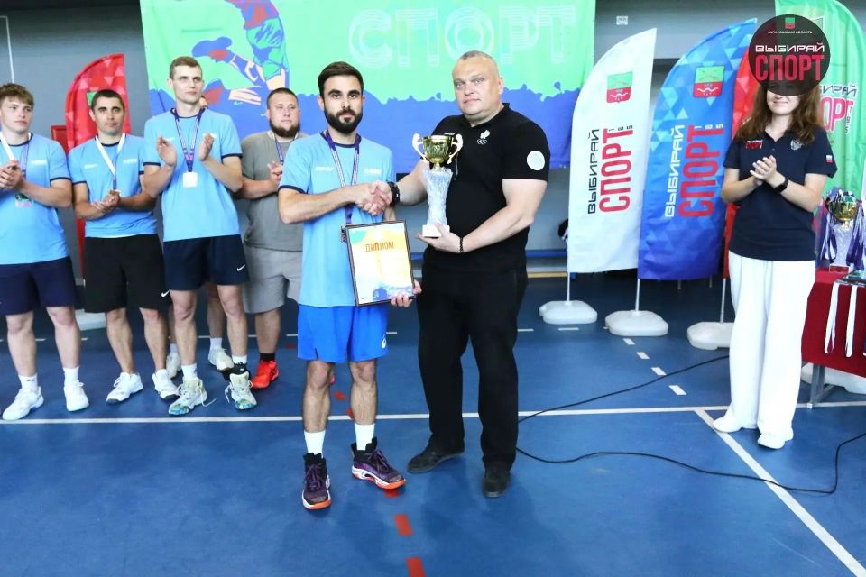 Сегодня свой юбилейный День рождения отмечает директор МКУ дополнительного образования «Спортивная школа «Колос» Акимовского муниципального округа Беккауер Андрей Александрович!