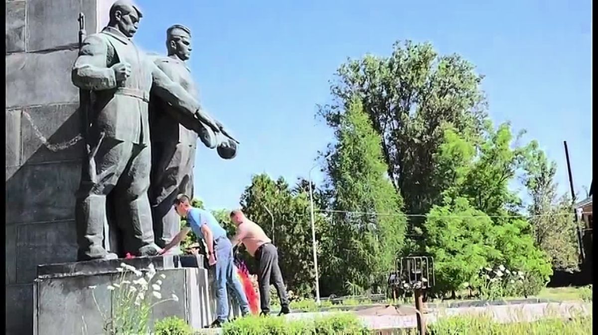 В Михайловке почтили День памяти и скорби возложением цветов