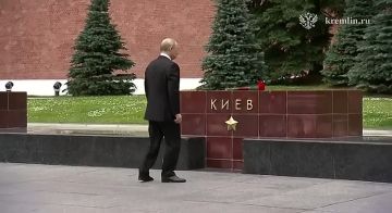 Президент России Владимир Путин почтил память павших бойцов у Могилы Неизвестного Солдата