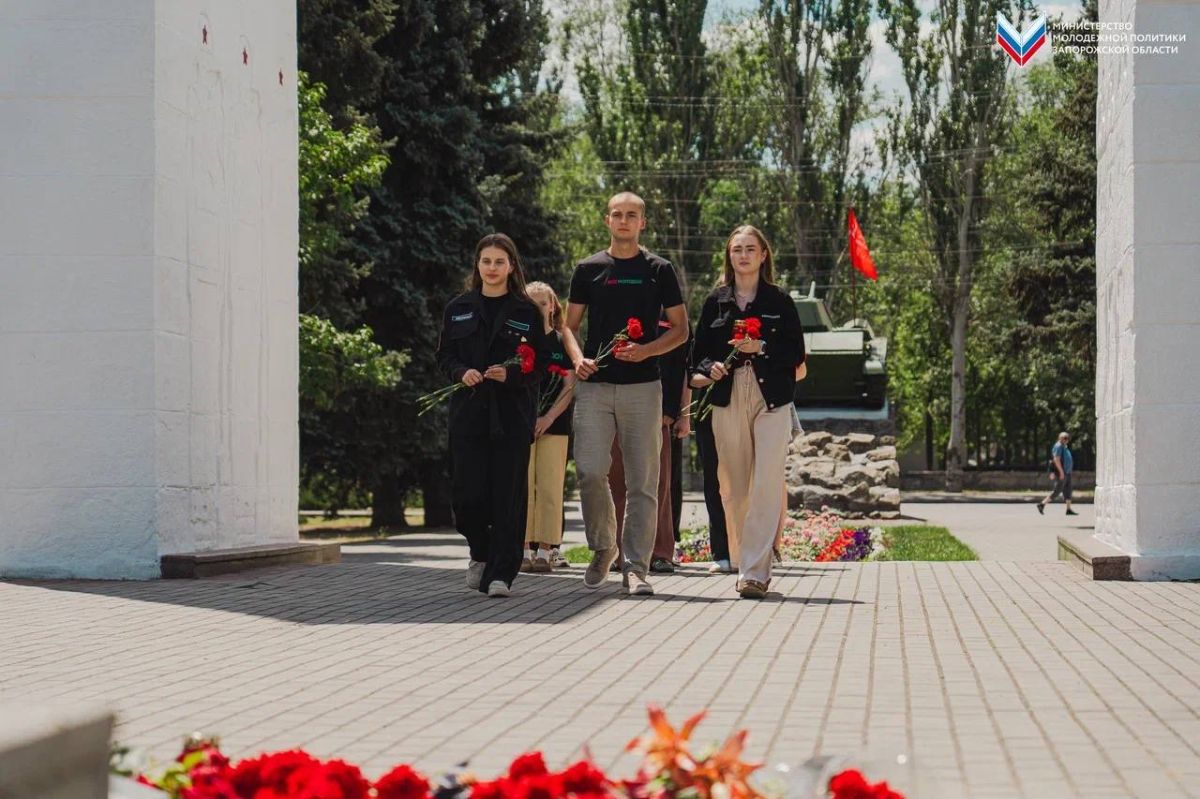 Память, которая живёт в сердцах: активисты возложили цветы к мемориалу «Братское кладбище»