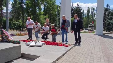 В День памяти и скорби вместе с депутатами и сотрудниками Законодательного Собрания посетил мемориал «Братское кладбище» в Мелитополе