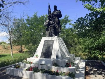 Возложение цветов в селе Дмитровка