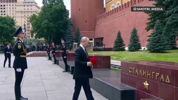 Владимир Путин у стен Кремля возложил цветы к тумбам городов-героев, в том числе Киева и Одессы