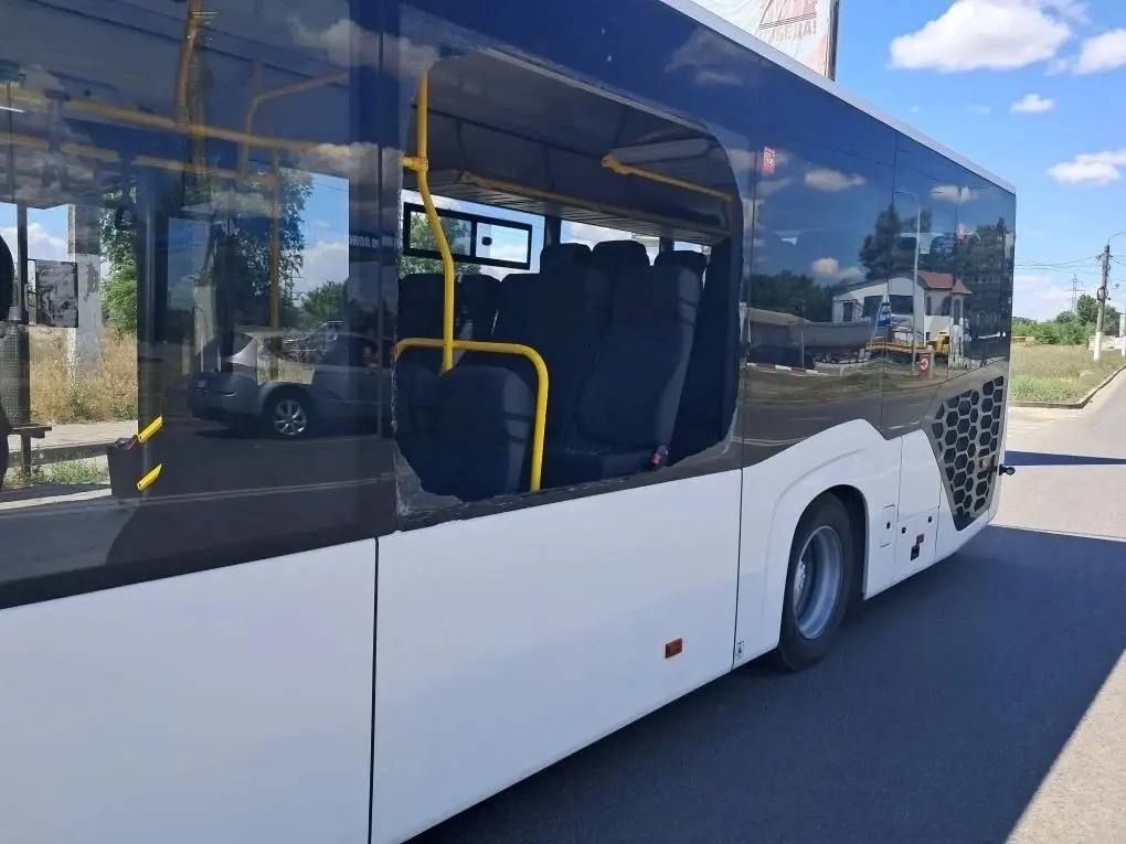 На трассе Р-280 при выезде из села Кирпичное осколками сбитого БпЛА повреждён рейсовый автобус «Мелитополь — Кирпичное — Фруктовое», сообщил Евгений Балицкий