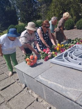 Сегодня, 22 июня, в День памяти и скорби, сотрудники Нововасильевского ДК и жители посёлка возложили цветы к мемориалу павших воинов