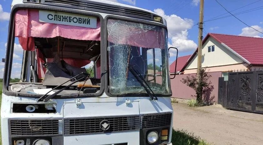 БПЛА ВСУ атаковали припаркованный у жилого дома в пгт Куйбышево автобус