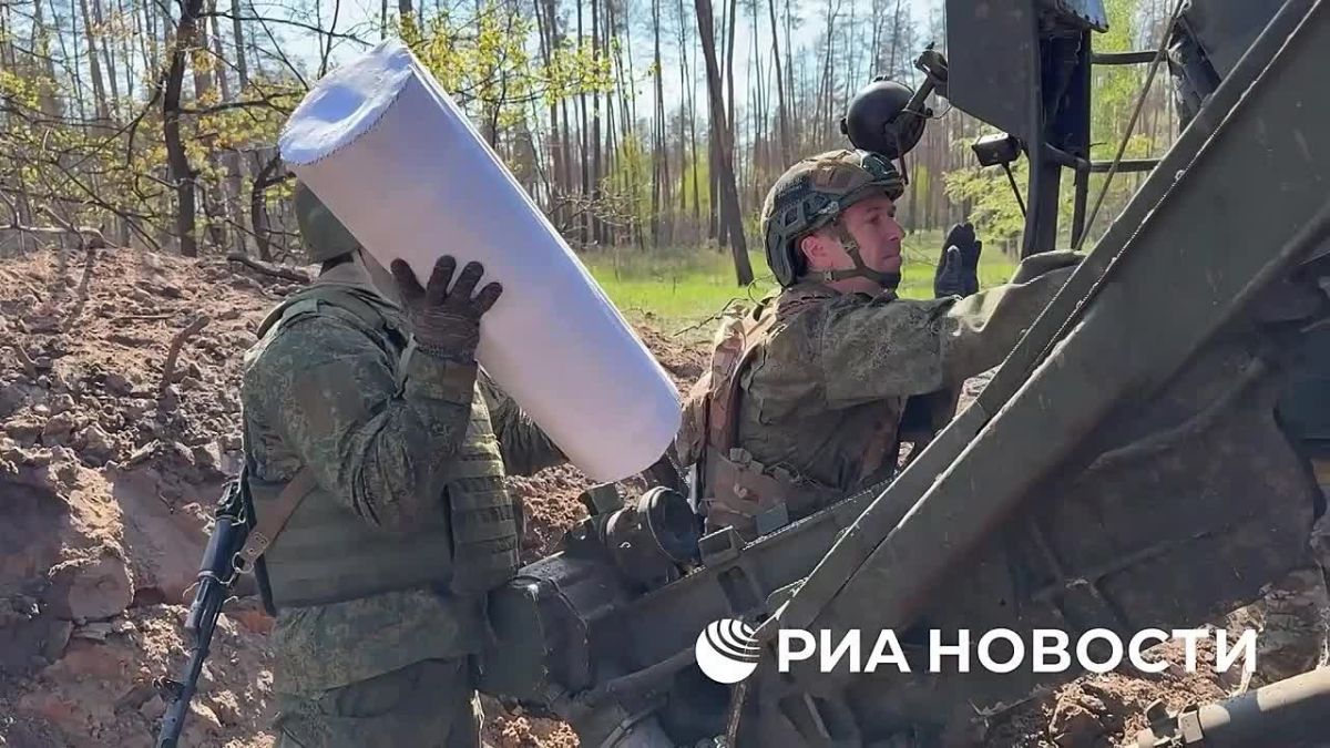 Расчет "Пиона" уничтожил группу боевиков ВСУ на краснолиманском направлении - кадры работы 203-мм самоходки показали в Минобороны