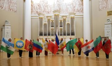 Флаг Запорожской области развернули в Таврическом дворце