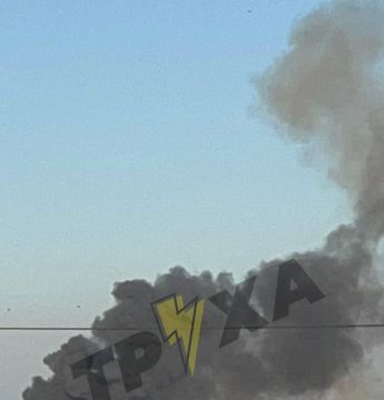 Дым поднимается после удара по Запорожью