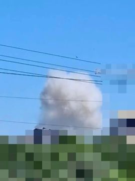Густой дым поднимается после удара по целям в Полтаве