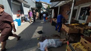 Появились шокирующие кадры с места смертельного удара по рынку в Токмаке