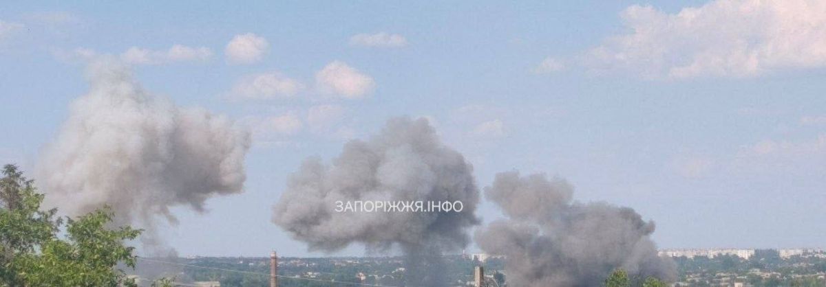 Промышленное предприятие поражено ударом авиабомбы в городе Запорожье, сообщили местные власти