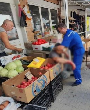 Страшные кадры из Токмака Запорожской области, где террористы ВСУ нанесли удар по мирным людям на рынке