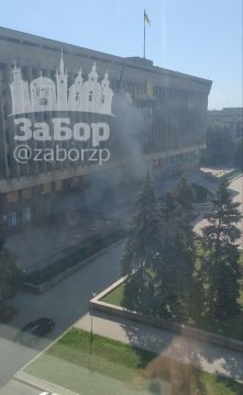 Запорожские ТГ-каналы сообщают, что дронами вновь была атаковано здание оккупационной ОГА