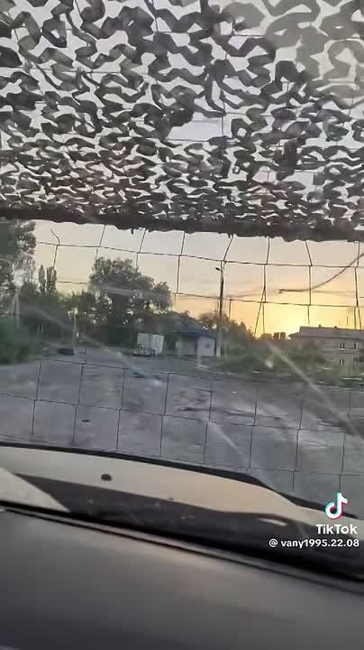 Прифронтовой город Николаевка под Славянском подвергается массированным ударам, судя по видео из населённого пункта
