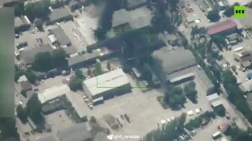 Сильный пожар начался после удара по логистическому центру ВСУ в подконтрольном Киеву Запорожье