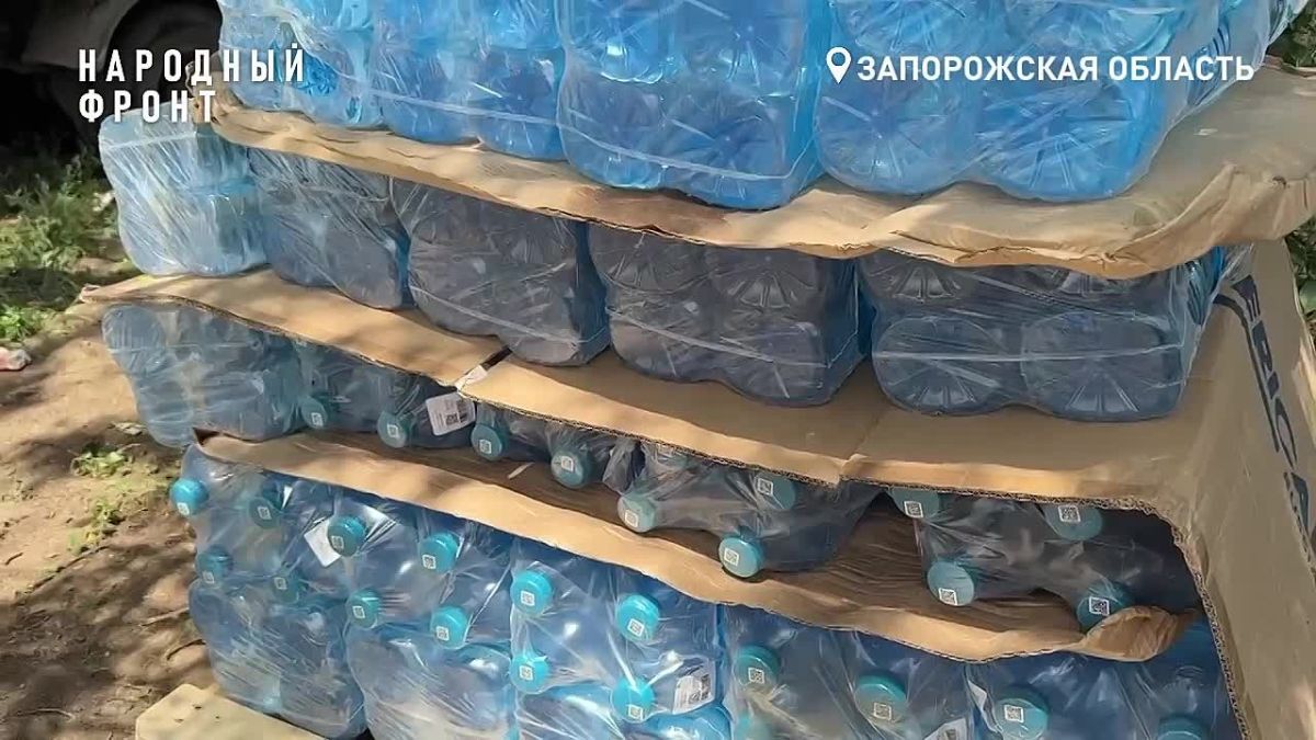 В жару вода — это жизнь. Народный фронт доставил бойцам 1020 бутылок