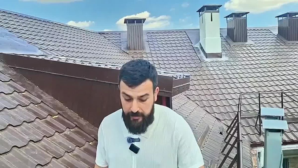 В Мелитополе завершают ремонт крыши дома №23 на Богдана Хмельницкого