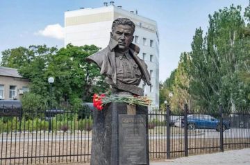 В Мелитополе возложили цветы к бюсту Судоплатова