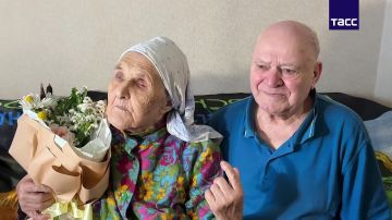 "Мы вместе с 1953 года. А дружить мы начали еще раньше": в Мелитополе перед Днем семьи поздравили проживших вместе 73 года супругов Шариковых.