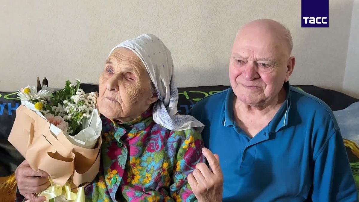 "Мы вместе с 1953 года. А дружить мы начали еще раньше": в Мелитополе перед Днем семьи поздравили проживших вместе 73 года супругов Шариковых.