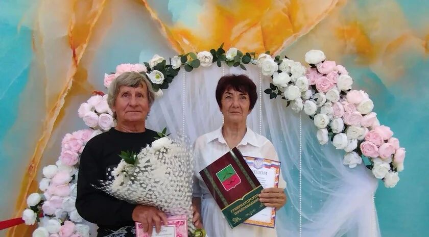 В Акимовском ЗАГСе супругов поздравили с изумрудной свадьбой