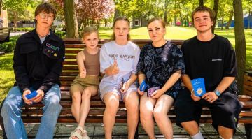 В Мелитополе активисты поздравили горожан с Днем семьи, любви и верности