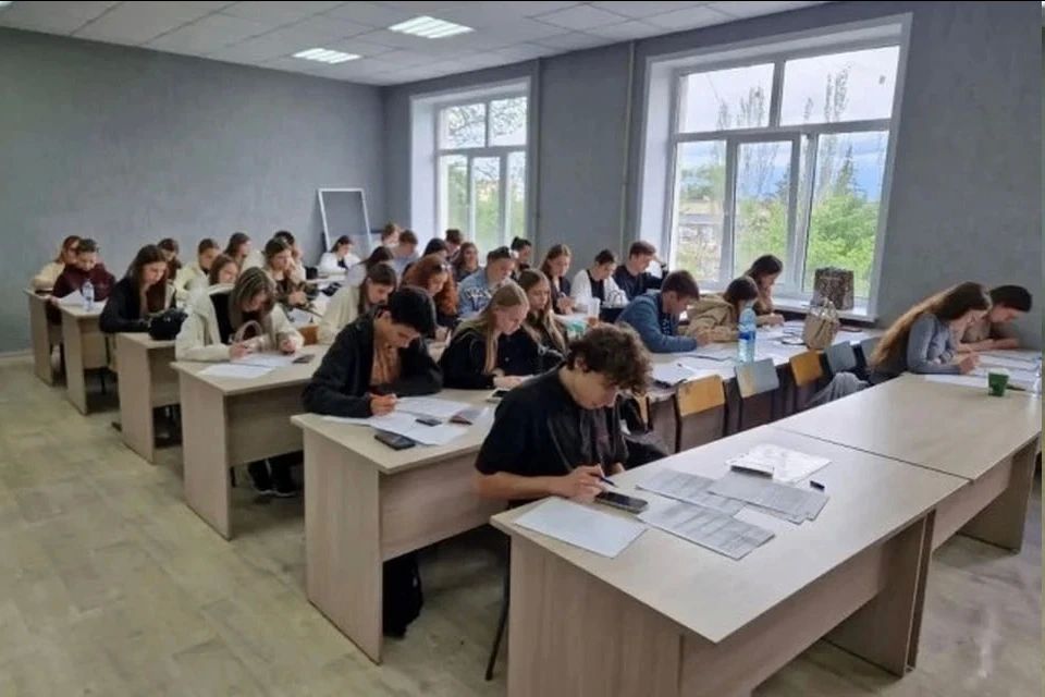 Студенты Луганска попробовали себя в роли кредитных специалистов и завершили обучение от банка