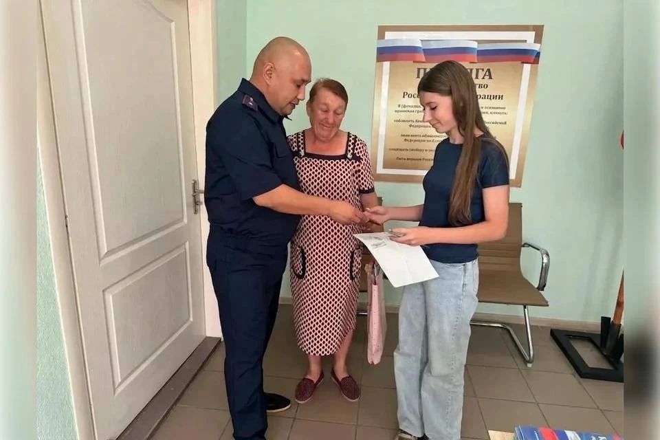 Следователи СК за сутки сделали 14-летней запорожской девочке паспорт РФ