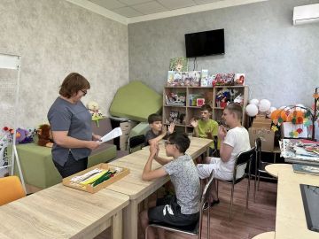 В отделении комплексной реабилитации инвалидов ГБУ «Комплексный центр социального обслуживания населения» Министерства труда и социальной политики Запорожской области состоялся мастер-класс по изготовлению ромашки: «Ромашка...